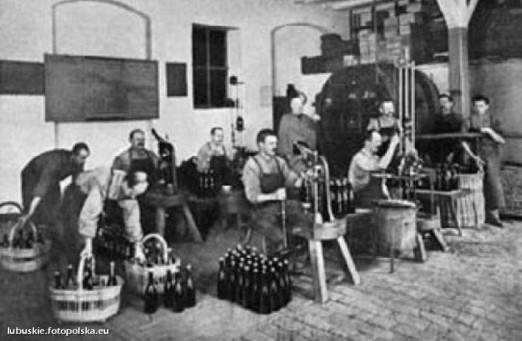 Zamykanie butelek szampana w Zakładach Grempera, rok 1920. © Zielonogórska Biblioteka Cyfrowa