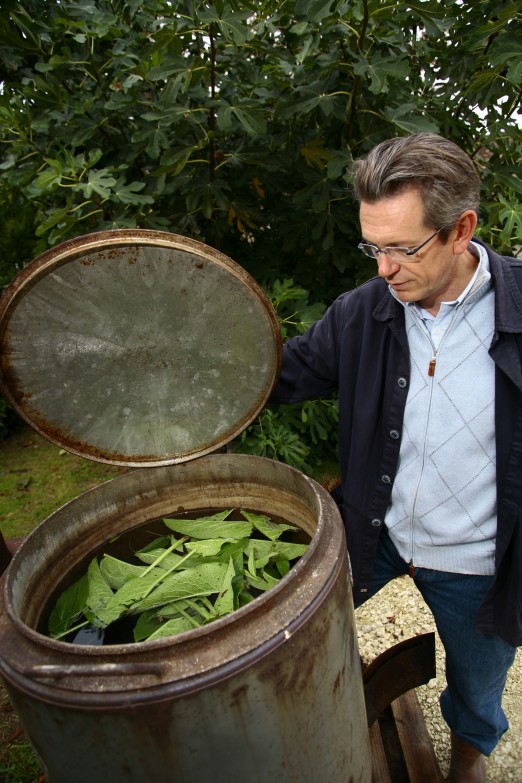 Alain Moueix przygotowuje biodynamiczny napar do oprysków w Chateau Fonroque.