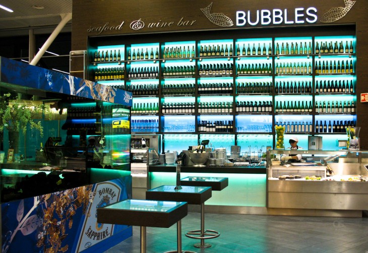 Taki tam skromny winebar na lotnisku w Amsterdamie. © worlddetails.com.