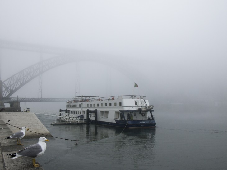 Jedziemy do Porto, które wita nas… mgłą. © Kamil Skwarski.