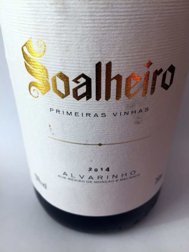 Fenomenalne Alvarinho. Mineralność, sól, cytrusy, esencja odświeżenia. Genialne wino do owoców morza. (Atlantika, 115 zł).